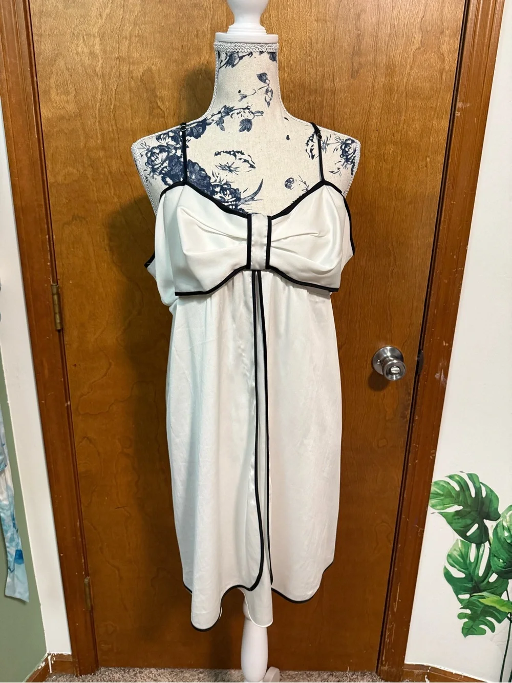 Kate Spade 2piece set- Mrs. bridal nightgown/robe -white with black piping (xl)